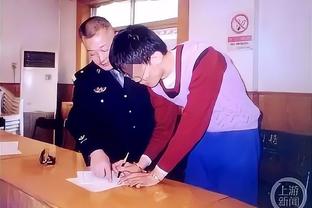 贾德松给球迷签名签到手抽筋，飚“国粹”引发一片笑声